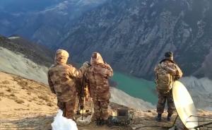 官兵坚守堰塞湖坝体,监测泄流确保安全