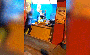 手机充电被拦,外卖哥当街持棍砸炸鸡店