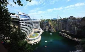 在近百米深坑中建五星級酒店，首個難題是如何搭一部升降電梯