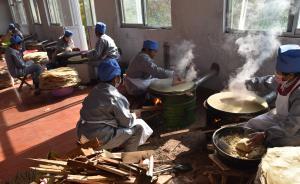 山東農(nóng)婦用木柴土鏊烙煎餅獲暢銷，價(jià)格比機(jī)器制作貴出三四倍