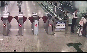 小孩用地鐵卡套現(xiàn)，地鐵方面稱正想對(duì)策