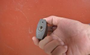 勸架者被4次封堵鎖眼，嫌疑人裝病躲罰