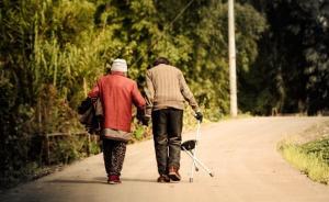 央媒刊文談老人買保健品七天無理由退貨：打蛇打在了七寸上