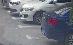 男孩騎車撞壞車燈，媽媽留字條暖心擔責