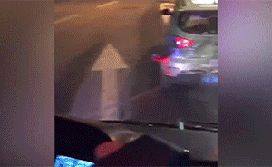 路遇前妻，的哥駕車別停公交車倒車連撞