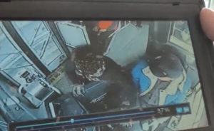 視頻｜成都32路公交上有女子搶奪方向盤？監(jiān)控還原事發(fā)經(jīng)過