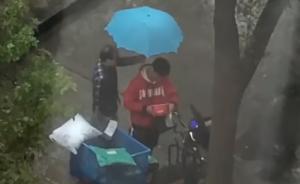 快递小哥冒雨送快递被偷后暴哭20分钟，派出所称已接到报警
