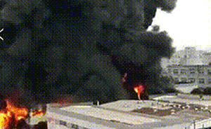 杭州良渚廠房起火濃煙染黑天空，附近小學(xué)千余孩子緊急疏散