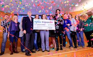 美51歲母親領(lǐng)2億美元獎(jiǎng)金：給孫輩上學(xué)