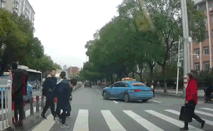 私家車斑馬線前禮讓，兩名男孩鞠躬致謝