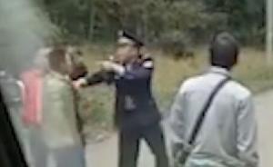 男子舉報警察攔車兜售防盜器否則扣證，警方回應(yīng)：他自愿