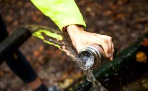 桐庐网红山泉菌落总数检测超标7倍，有市民奔波几十里来取水