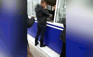 輔警打人遭群眾質問，連聲說“我不對”