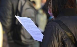 “找茬”大學英語教材多年的前教師施兵，又通知多家高校糾錯