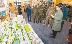 外军学员参观改革开放40年展：中国军队越强对世界贡献越大