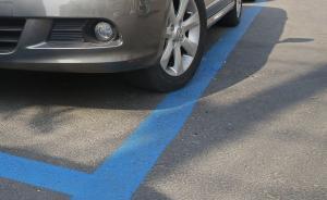 馬上評(píng)｜縣城路邊車(chē)位被買(mǎi)斷：豈能肥了個(gè)人虧了公共利益