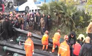 钢管滚落货车砸中电瓶车，1死1伤