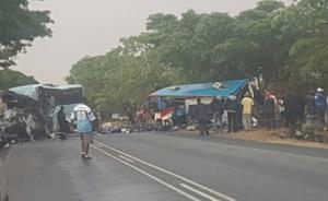 津巴布韋兩輛大巴相撞，已造成至少47人死亡