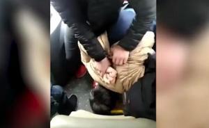 重慶男子高速路上搶奪司機(jī)方向盤，被四名乘客死死摁住