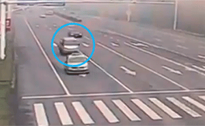 史上最帥漂移？卡車急剎甩尾180°停穩(wěn)