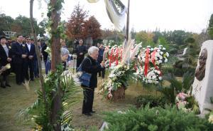 永别阿Q：表演艺术家严顺开落葬，“金凤凰奖”赠予福寿园