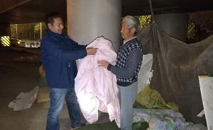 暖聞｜鄭州公交司機(jī)冬夜送閑置被褥給露宿者：盡微薄之力