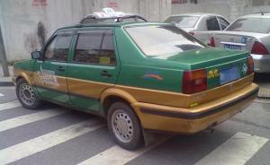 乘客遺忘手機(jī)聯(lián)系的哥送回，被索要百元“跑腿費”，網(wǎng)友熱議