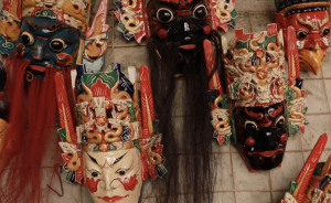 換6種刀刻1只眼，貴州老人38年雕刻地戲面具