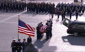 空军一号接回老布什灵柩，服务犬也一起