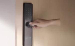 智能锁广告“炸得只剩手”被指侮辱排雷战士，企业致歉撤广告