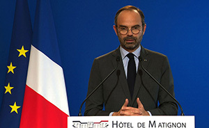 早安·世界｜向"黃背心"妥協(xié)，法國總理宣布暫停上調(diào)燃油稅