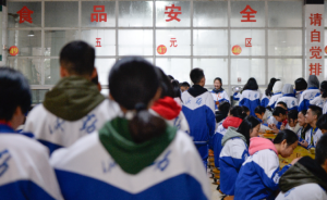 给学生餐卡返钱的“网红”中学食堂：还有11年没变的5元餐