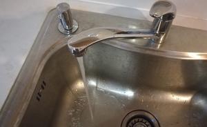 承德一村莊飲用水有毒化學物超標30倍，當?shù)夭榉夥欠ɑc