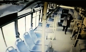 坐过站乘客推搡公交司机，抢夺方向盘