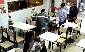 老板娘阻止乞丐向客人討錢，被反吐口水