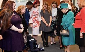 9歲男孩見女王太“緊張”，直接爬走了