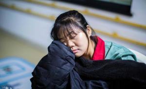 90后女護理員照料殘疾人被打哭：理解他們，暫時不會換工作