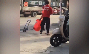 不滿被勸說，武館教練連扇環(huán)衛(wèi)工數(shù)耳光