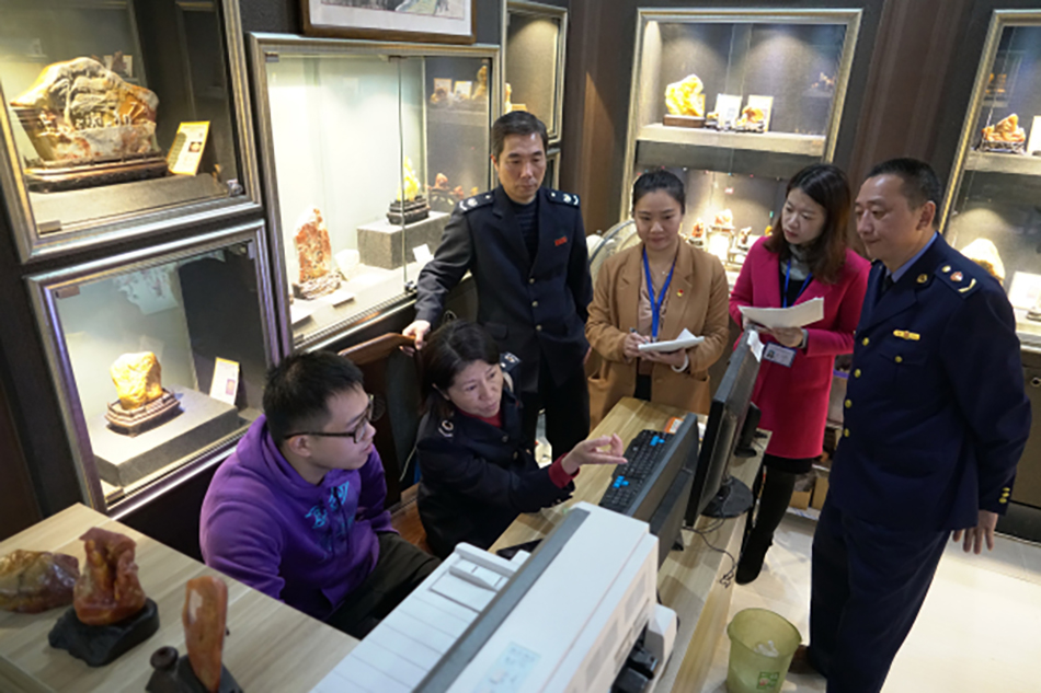 07-12月11日，福州市晉安區(qū)紀(jì)委監(jiān)委黨風(fēng)政風(fēng)監(jiān)督室干部與該區(qū)市場監(jiān)管局、稅務(wù)局干部在晉安區(qū)的壽山石交易中心一商家查看壽山石銷售情況，了解是否存在公款違規(guī)購買等問題。