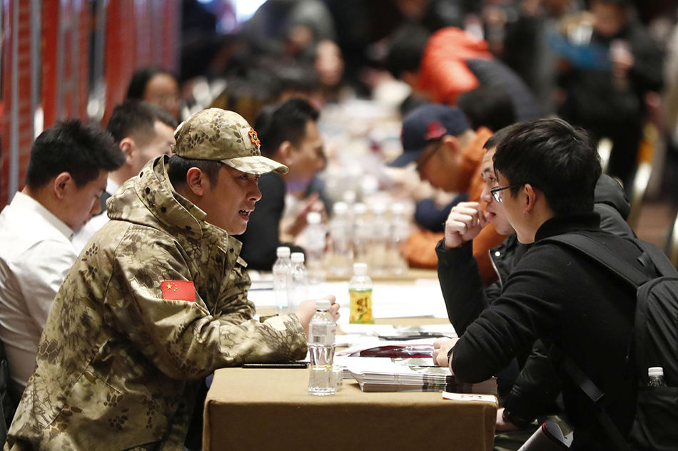 10-VCG1111811065342018年12月11日，北京市退役軍人事務(wù)局舉辦“2018年北京市退役軍人就業(yè)雙選會”，近300家中央、市屬企業(yè)和優(yōu)質(zhì)大型民營企業(yè)提供近千個就業(yè)崗位，千余名退役士兵到現(xiàn)場咨詢、應(yīng)聘。