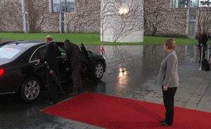 梅姨被鎖車內(nèi)遭調(diào)侃：脫歐與下車一樣難