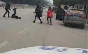 湖南沅陵一男子坐執(zhí)法車內(nèi)拍兇案視頻被指冷漠，紀(jì)委介入調(diào)查