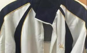 母親患病記憶停在多年前，31歲男子每天穿校服與其視頻聊天