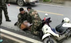 訓(xùn)練時(shí)遇女子暈倒，消防員跪地心肺復(fù)蘇