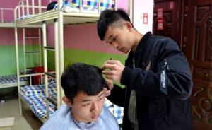 四川大一男生在寢室給同學(xué)理發(fā)：收五六元，稱賺夠零花錢就行