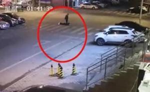 大連男子凌晨被打倒在馬路上，幾分鐘后遭出租車碾壓不幸亡 