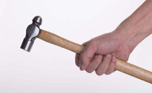 陜西志丹一男子報復領(lǐng)導，持榔頭砸傷領(lǐng)導兒子和一路人后被抓