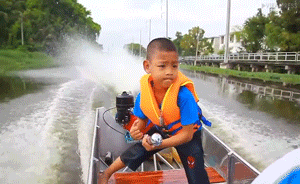 別人家的孩子：泰國5歲男童開快艇上學