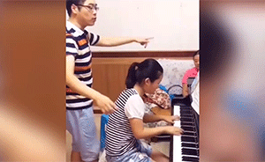 跺腳揮手大聲喊，鋼琴老師靈魂教學(xué)走紅