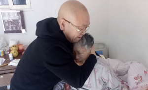 青島孝子央企辭職照顧患病母親21年：你養(yǎng)我長大我陪你變老